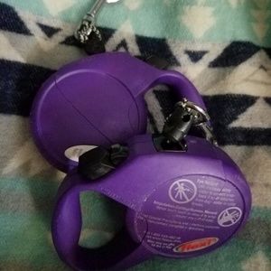 2 retractable leashes